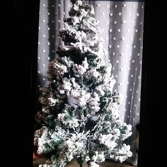 New Christmas Tree Flocked Snow - Picture 2 of 10
